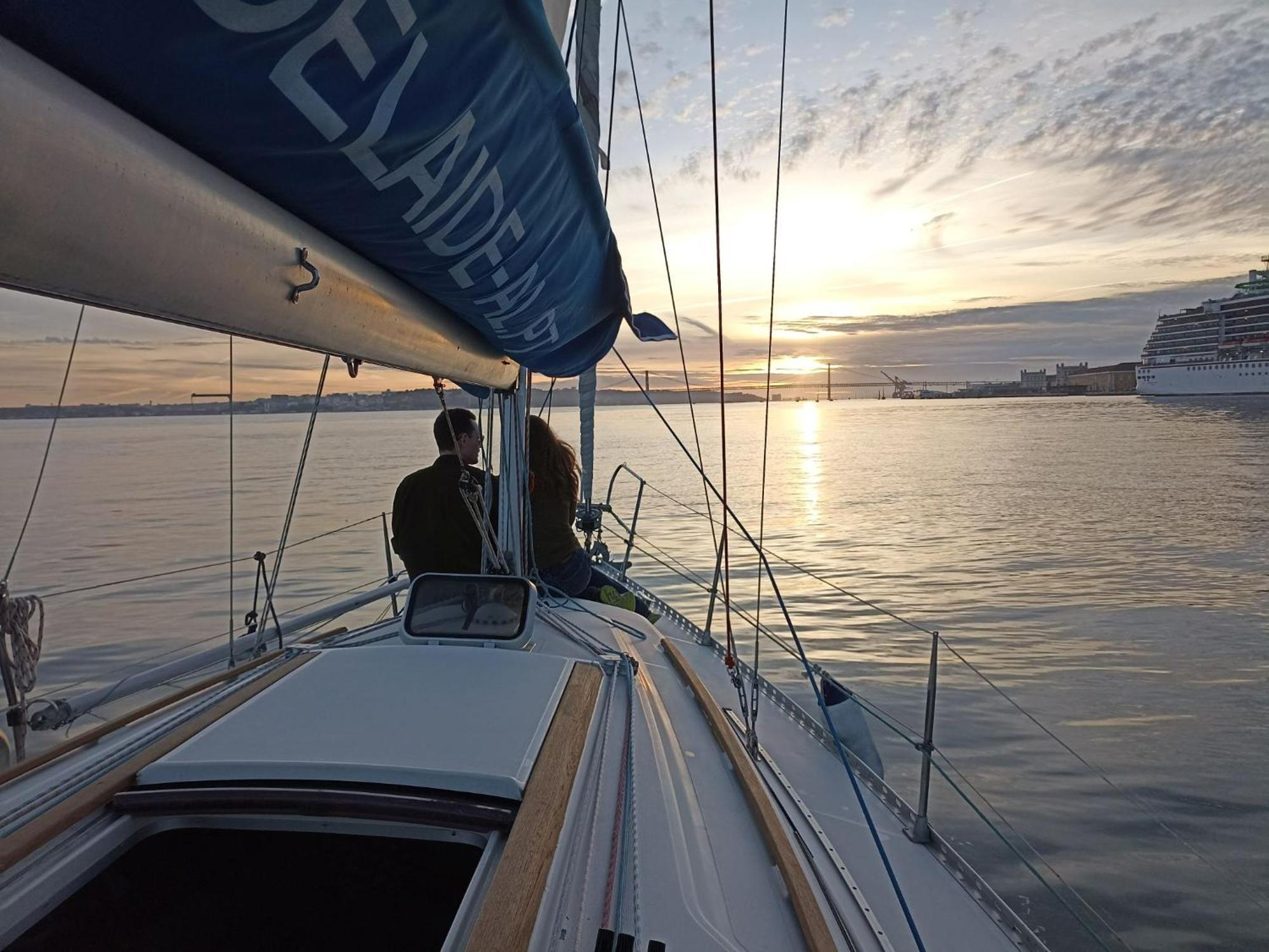 דירות Be Local - Sleep Aboard The Santa Maria Sailing Boat In ליסבון מראה חיצוני תמונה