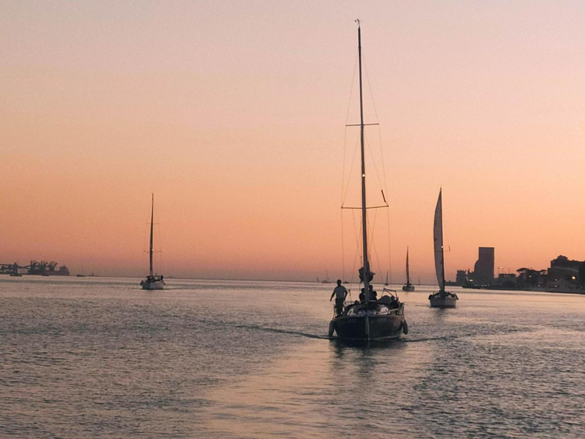 דירות Be Local - Sleep Aboard The Santa Maria Sailing Boat In ליסבון מראה חיצוני תמונה